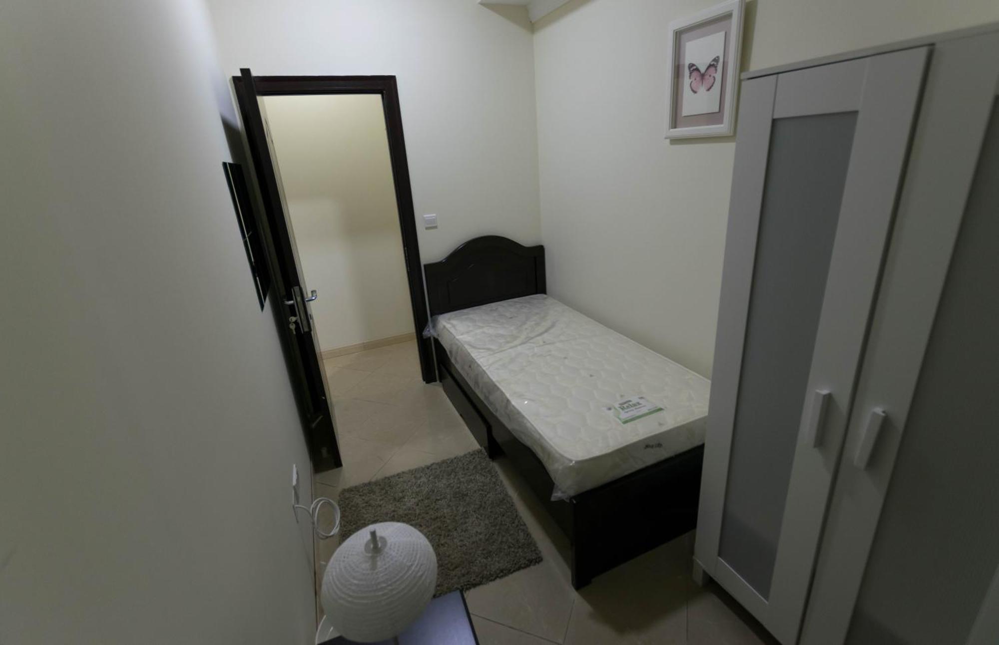 Small Budget Rooms For 'Girls' Only In Dubai, Marina Exterior photo