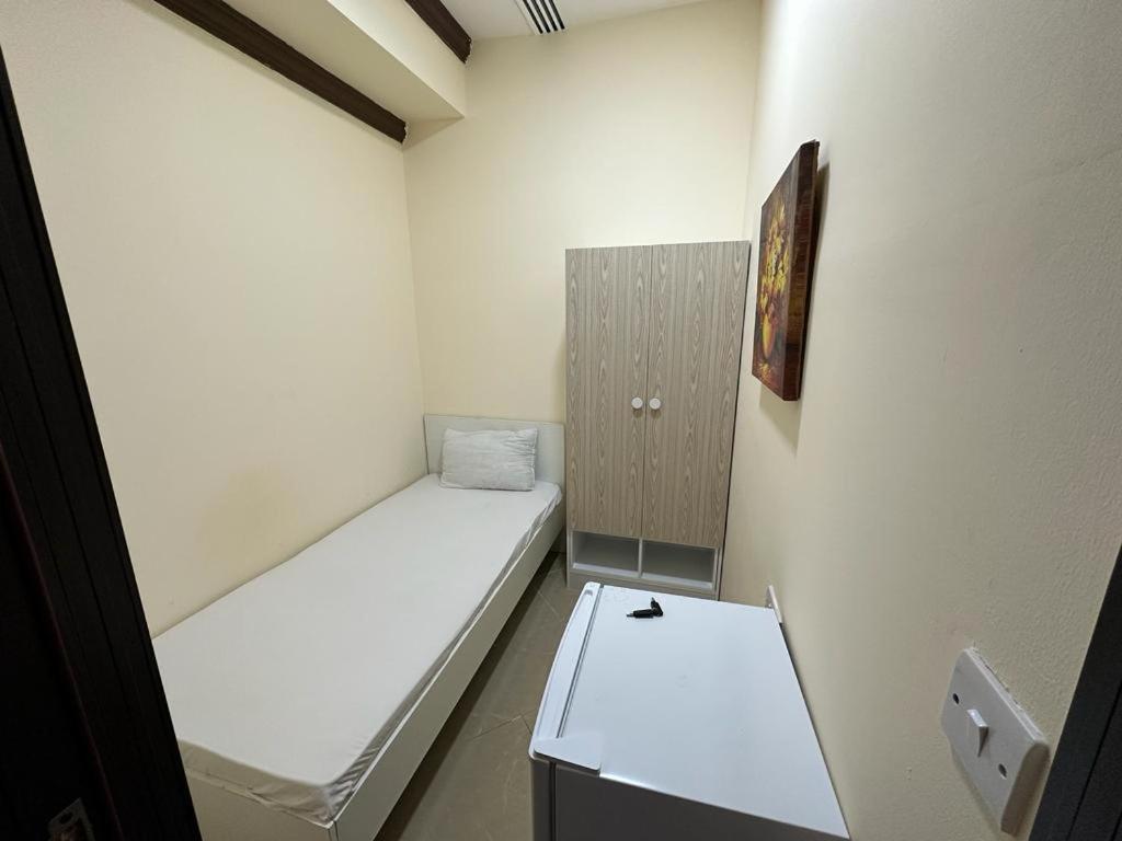 Small Budget Rooms For 'Girls' Only In Dubai, Marina Exterior photo